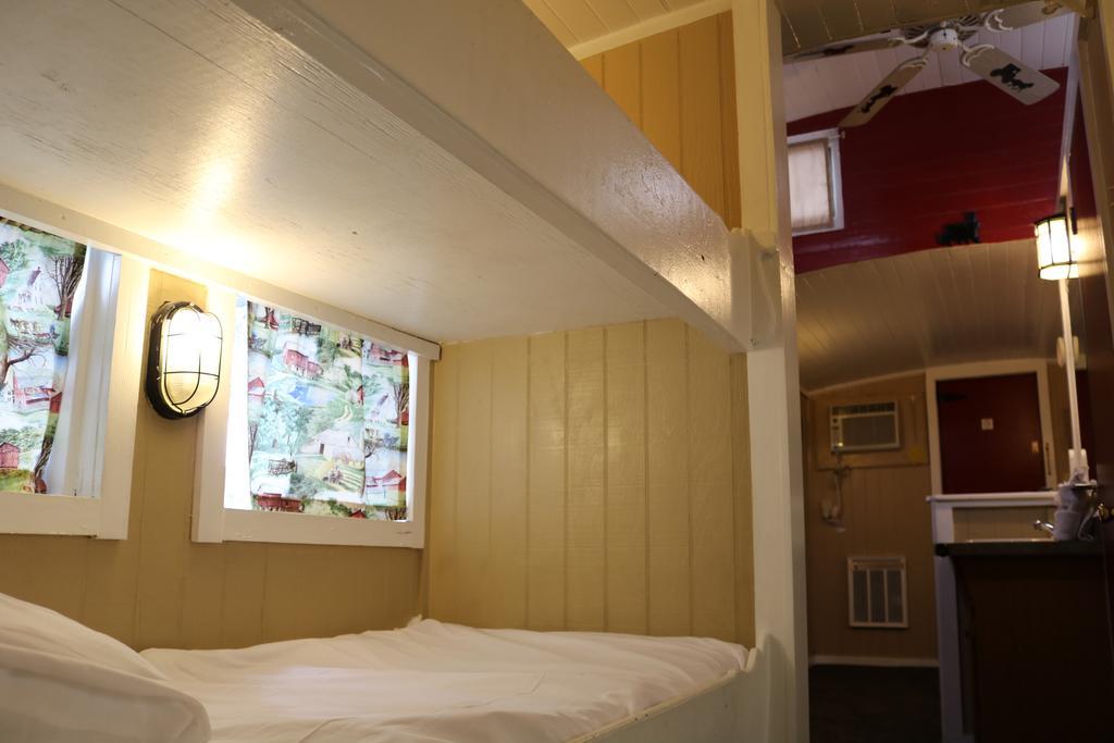 Motel Red Caboose & Restaurant