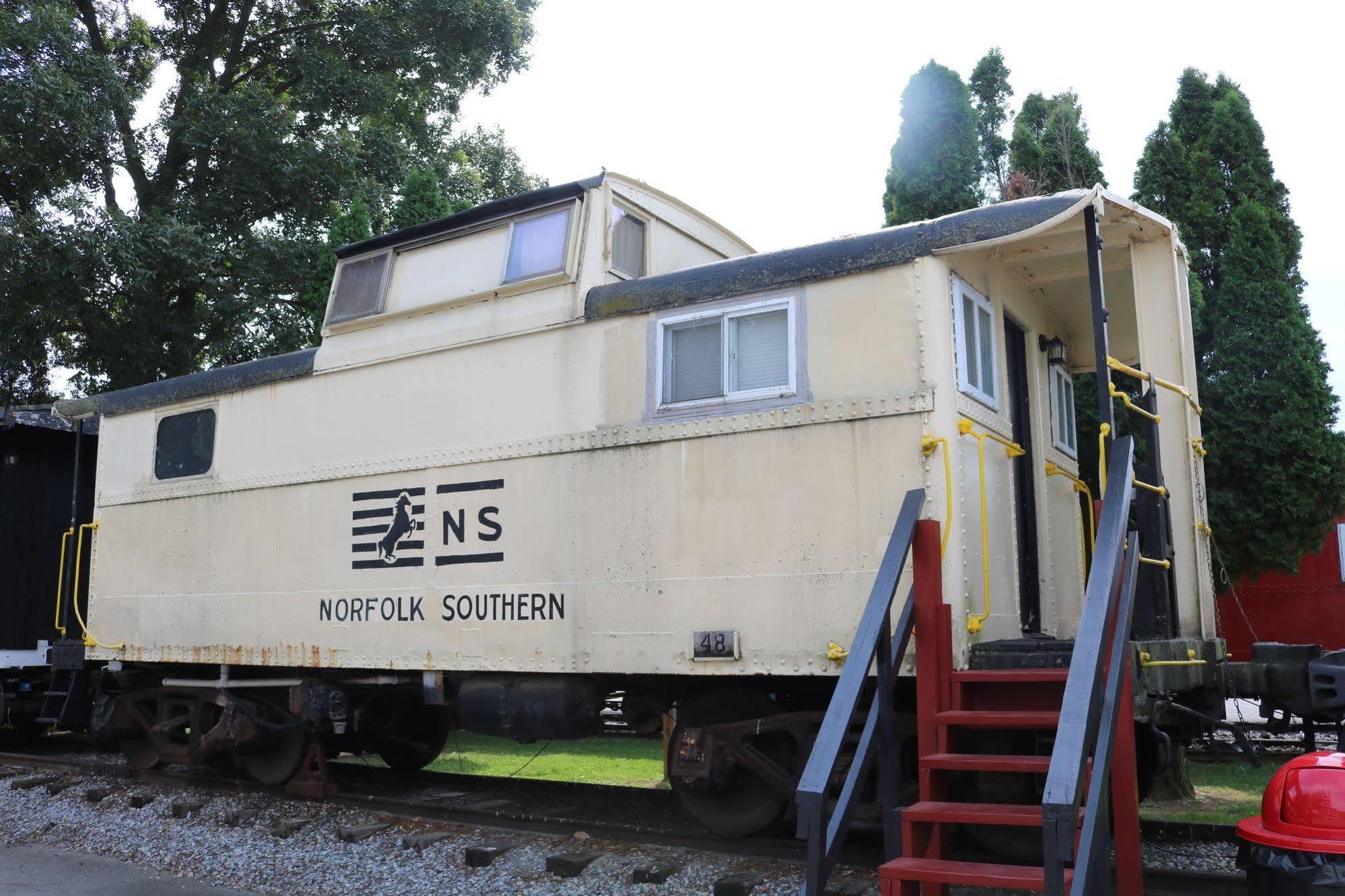 Red Caboose & Restaurant Motel 2*