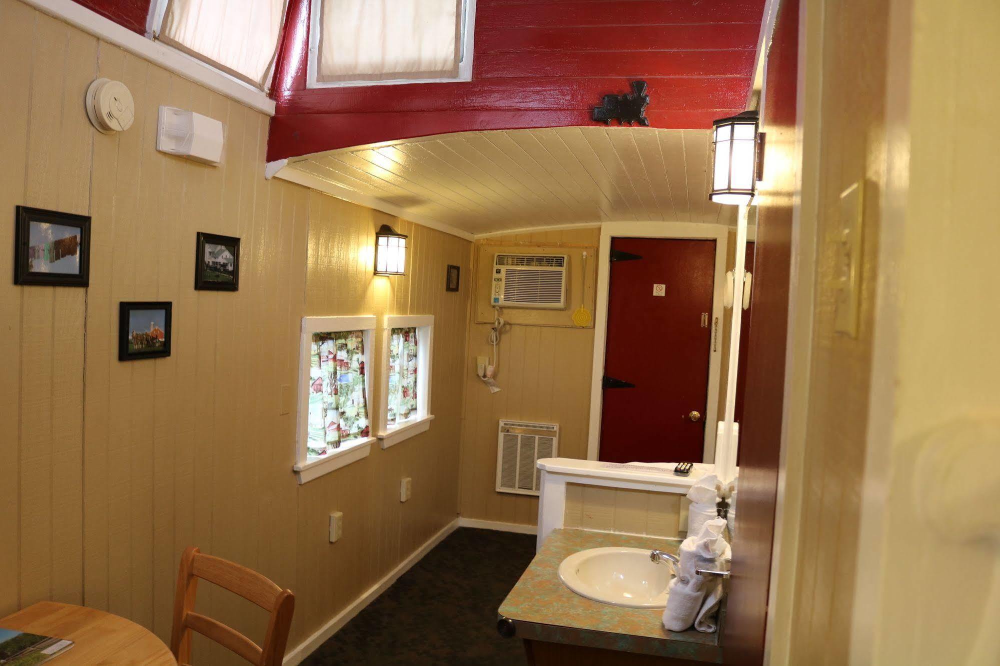 Red Caboose & Restaurant Ronks
