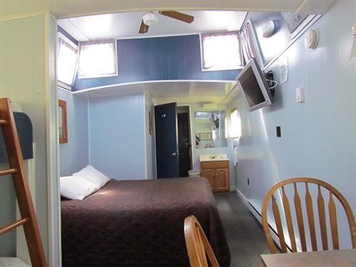 Red Caboose & Restaurant Motel 2*