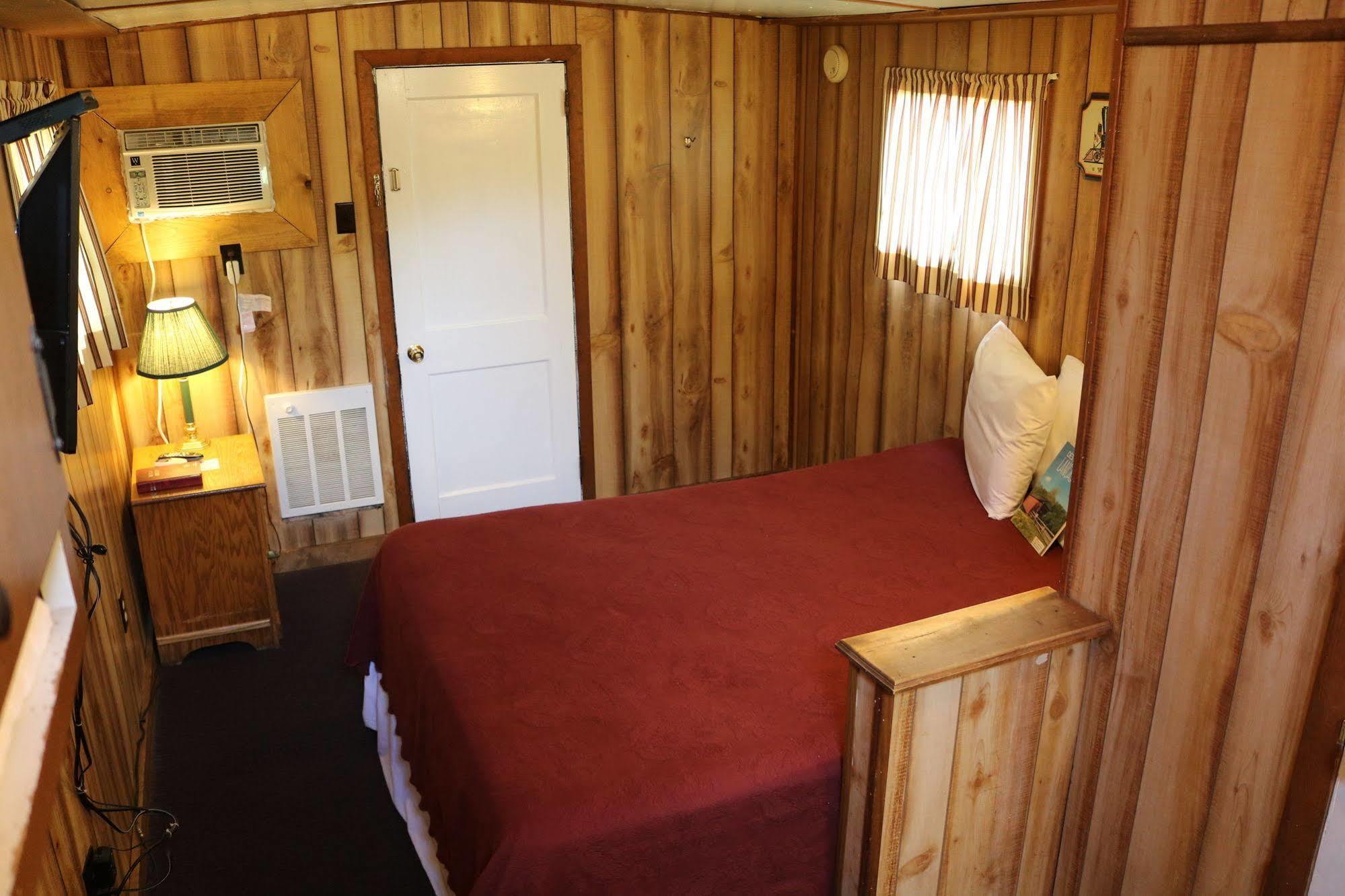 Red Caboose & Restaurant 2*